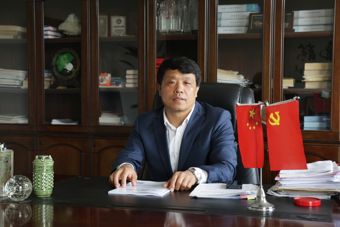 張總辦公照.jpg